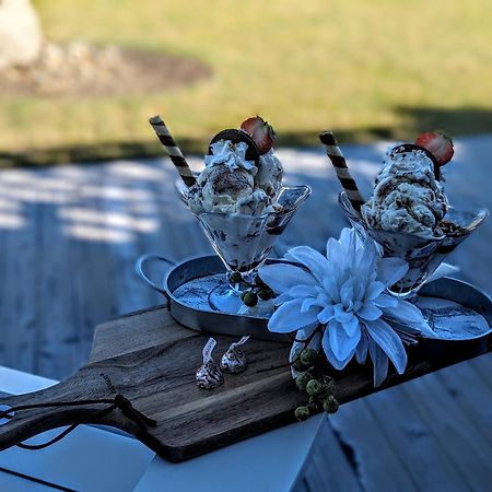 Autumn Lane B&B, Farmhouse Elegance & Stunning Lakeviews West Kelowna Exteriör bild