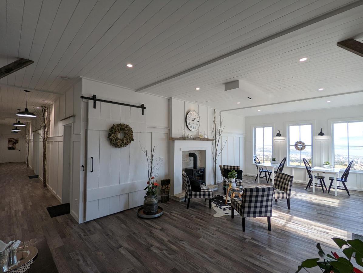 Autumn Lane B&B, Farmhouse Elegance & Stunning Lakeviews West Kelowna Exteriör bild