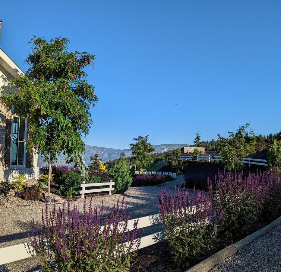 Autumn Lane B&B, Farmhouse Elegance & Stunning Lakeviews West Kelowna Exteriör bild
