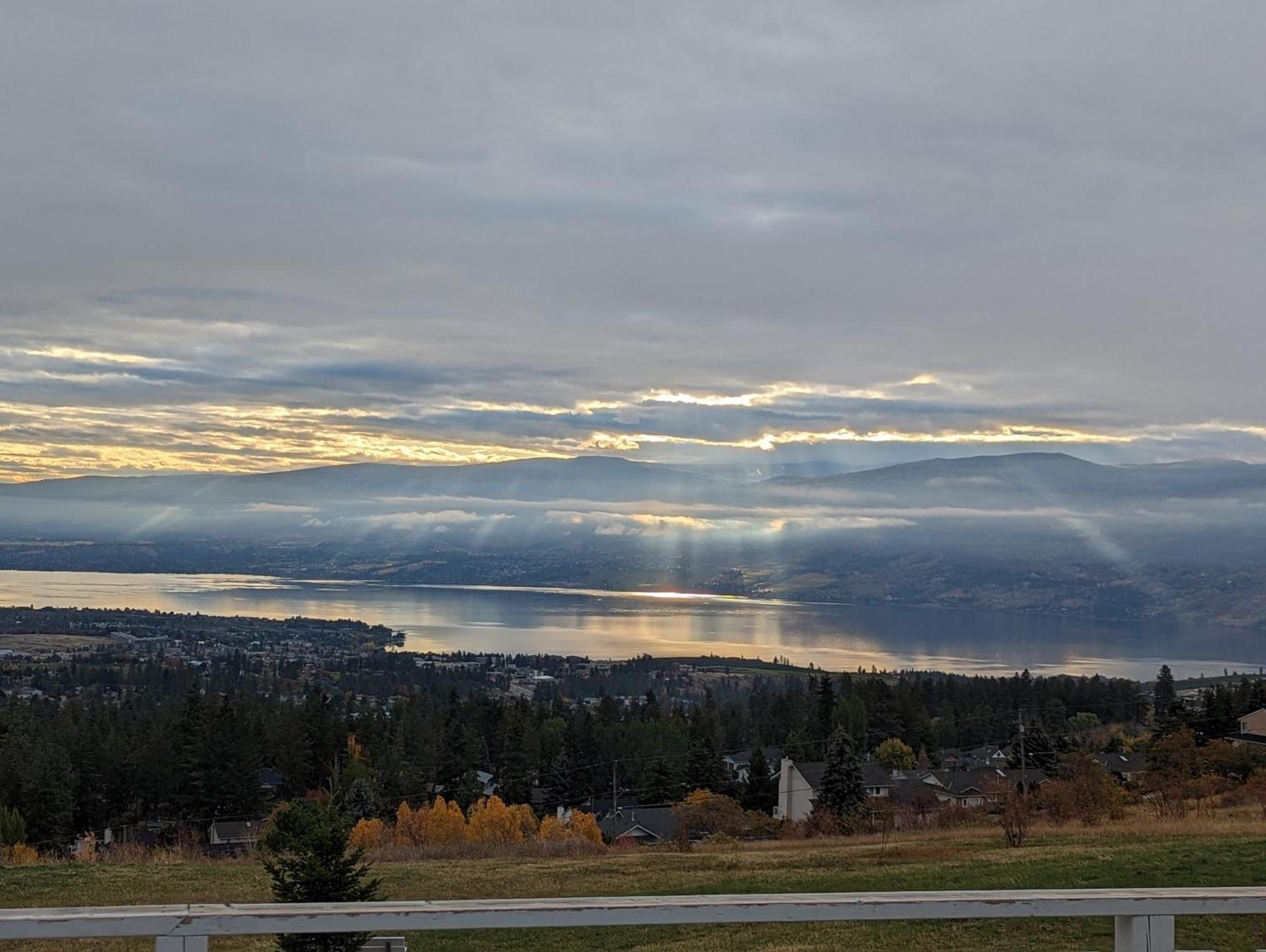 Autumn Lane B&B, Farmhouse Elegance & Stunning Lakeviews West Kelowna Exteriör bild