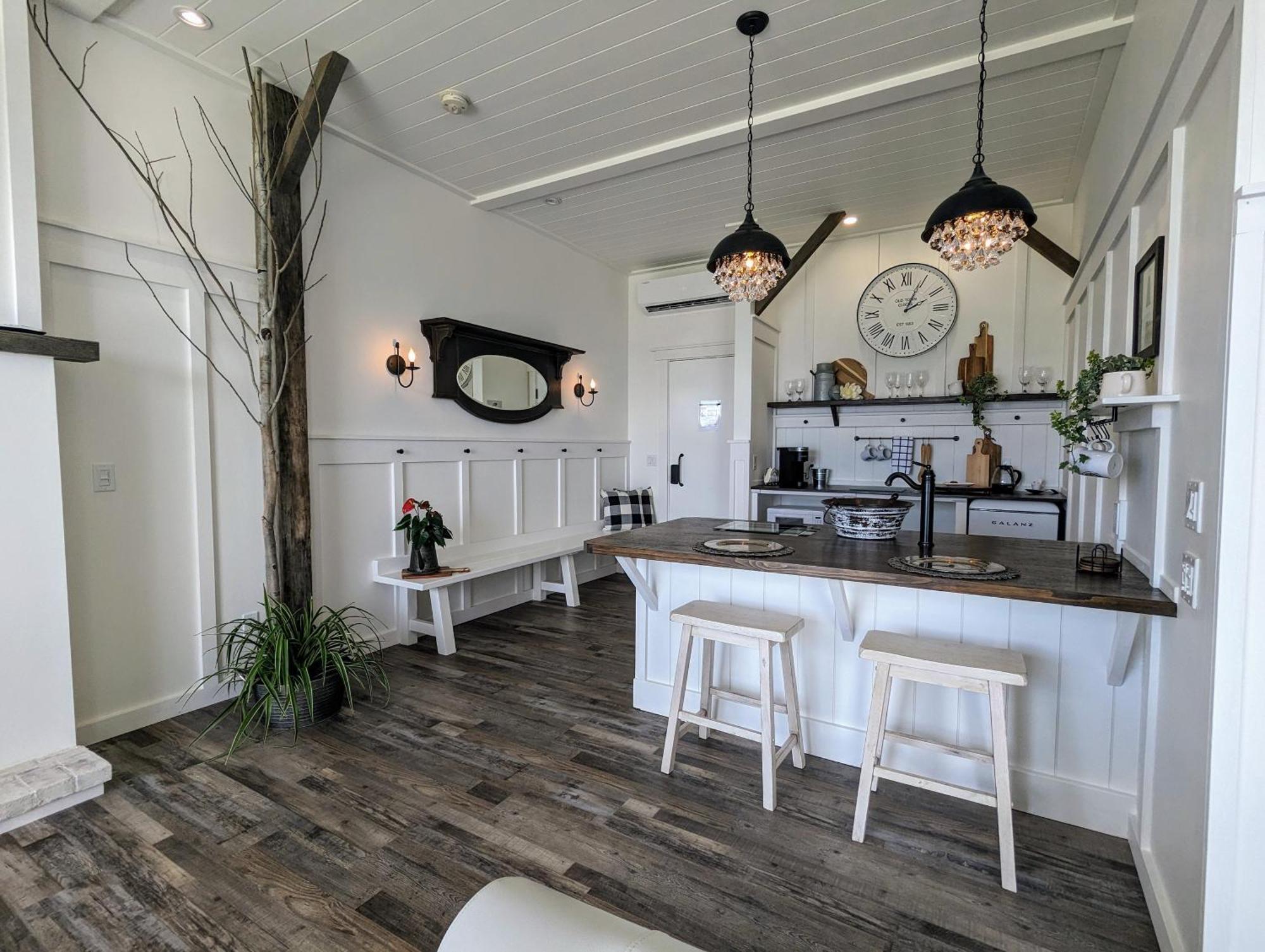 Autumn Lane B&B, Farmhouse Elegance & Stunning Lakeviews West Kelowna Exteriör bild
