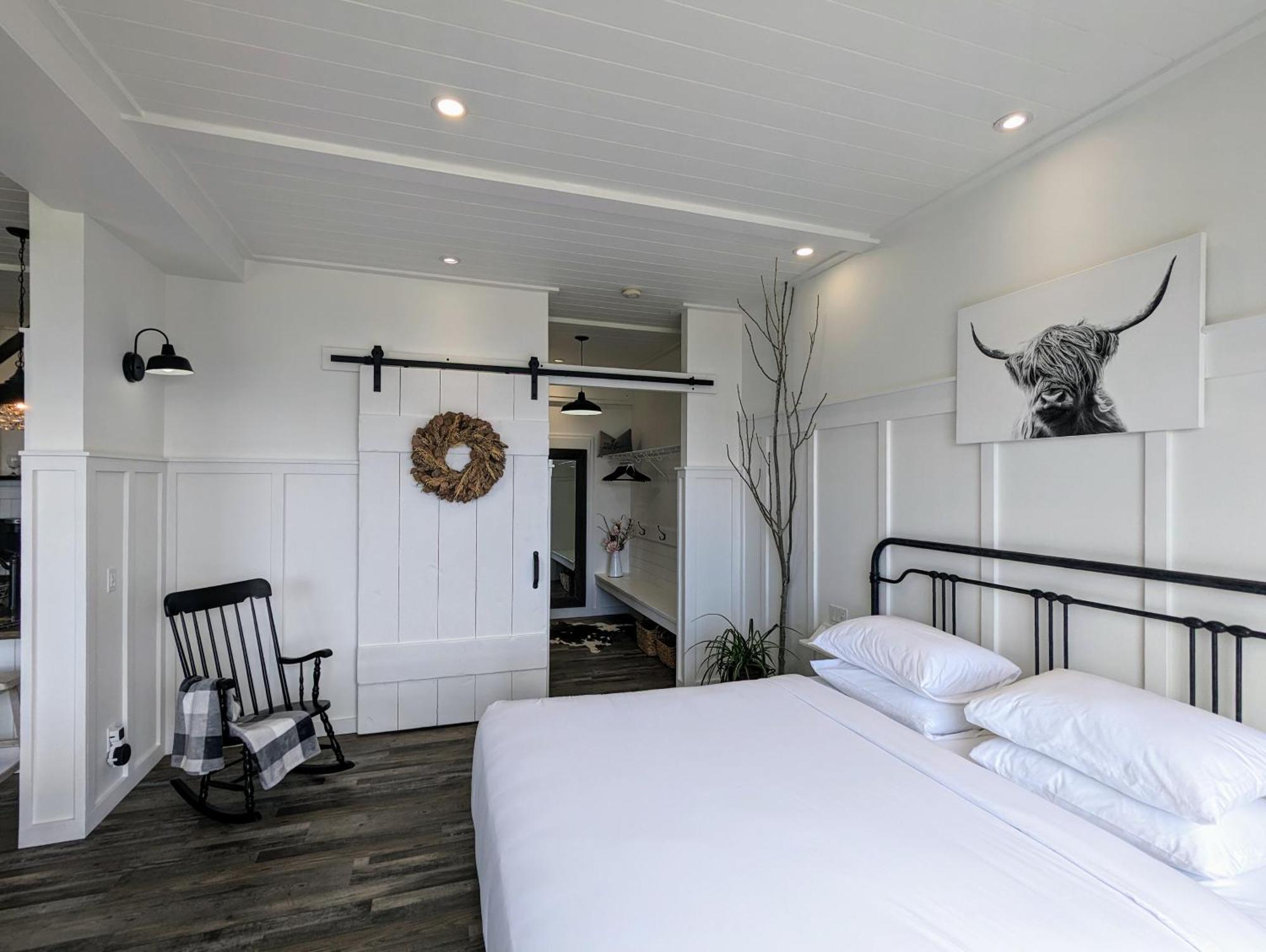 Autumn Lane B&B, Farmhouse Elegance & Stunning Lakeviews West Kelowna Exteriör bild