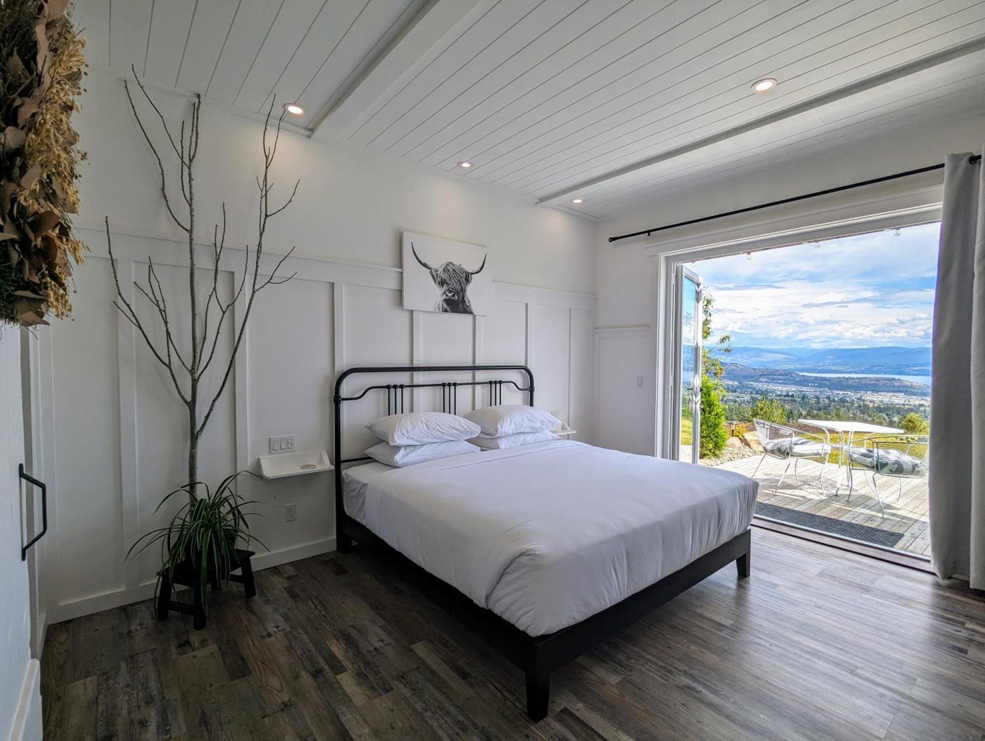 Autumn Lane B&B, Farmhouse Elegance & Stunning Lakeviews West Kelowna Exteriör bild