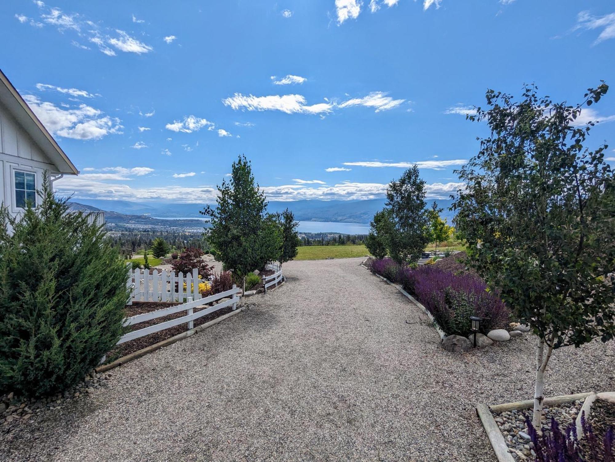 Autumn Lane B&B, Farmhouse Elegance & Stunning Lakeviews West Kelowna Exteriör bild