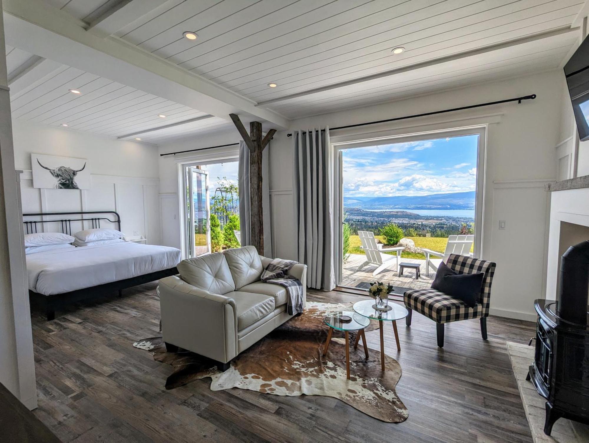 Autumn Lane B&B, Farmhouse Elegance & Stunning Lakeviews West Kelowna Exteriör bild