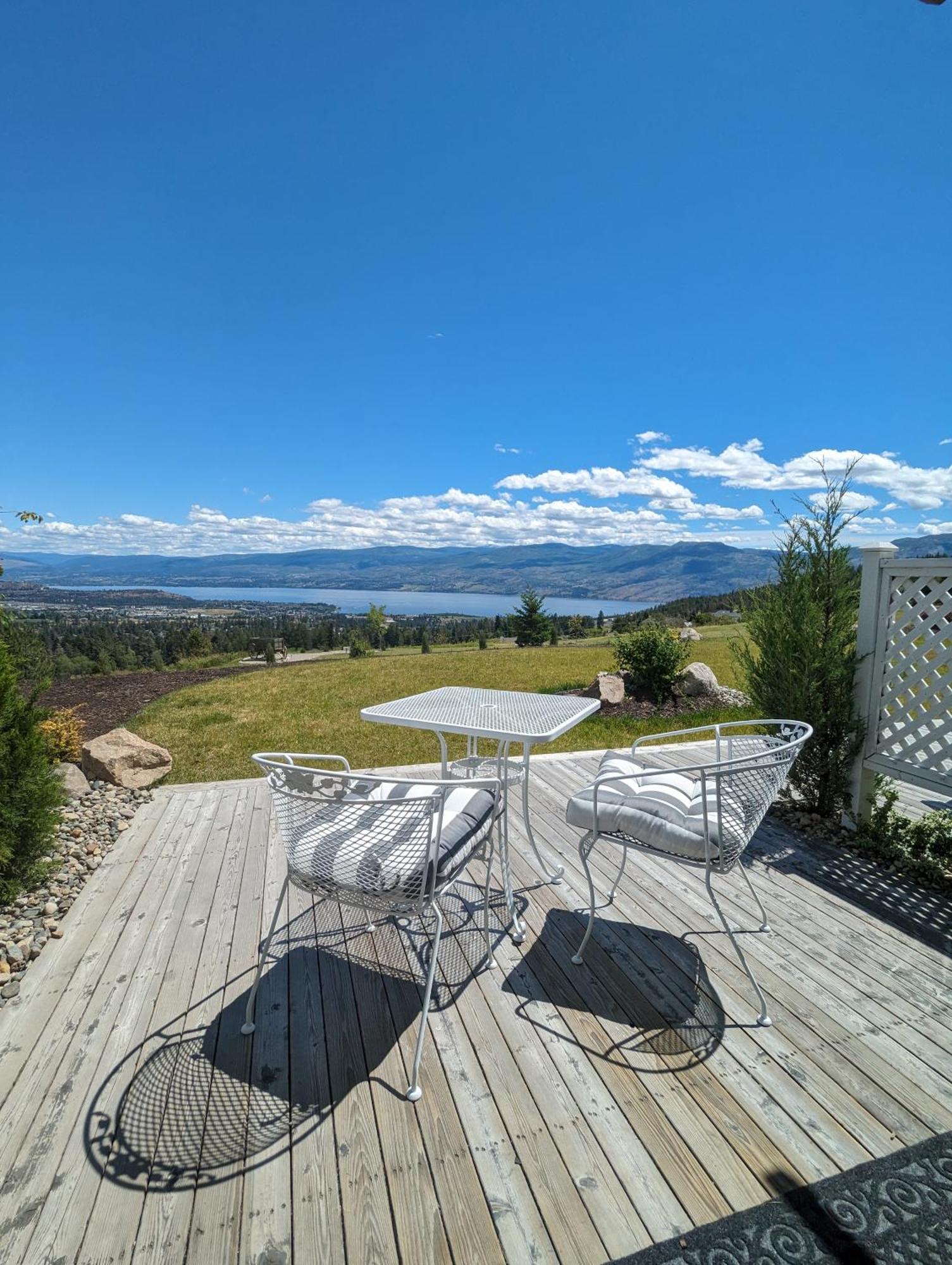 Autumn Lane B&B, Farmhouse Elegance & Stunning Lakeviews West Kelowna Exteriör bild