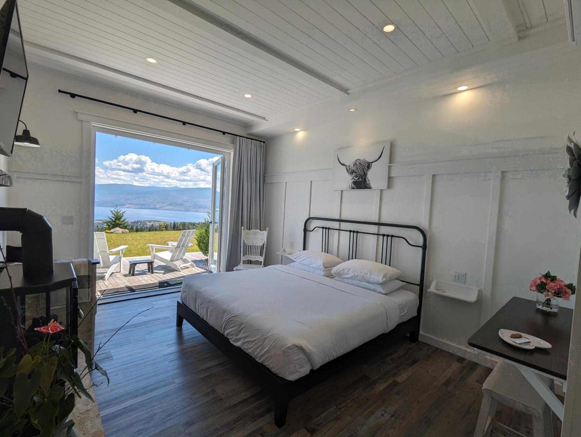 Autumn Lane B&B, Farmhouse Elegance & Stunning Lakeviews West Kelowna Exteriör bild