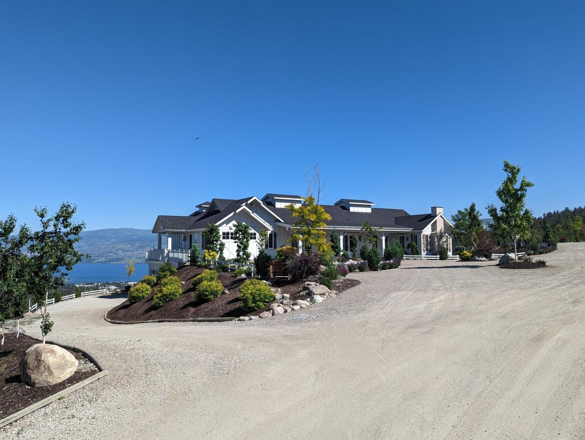 Autumn Lane B&B, Farmhouse Elegance & Stunning Lakeviews West Kelowna Exteriör bild