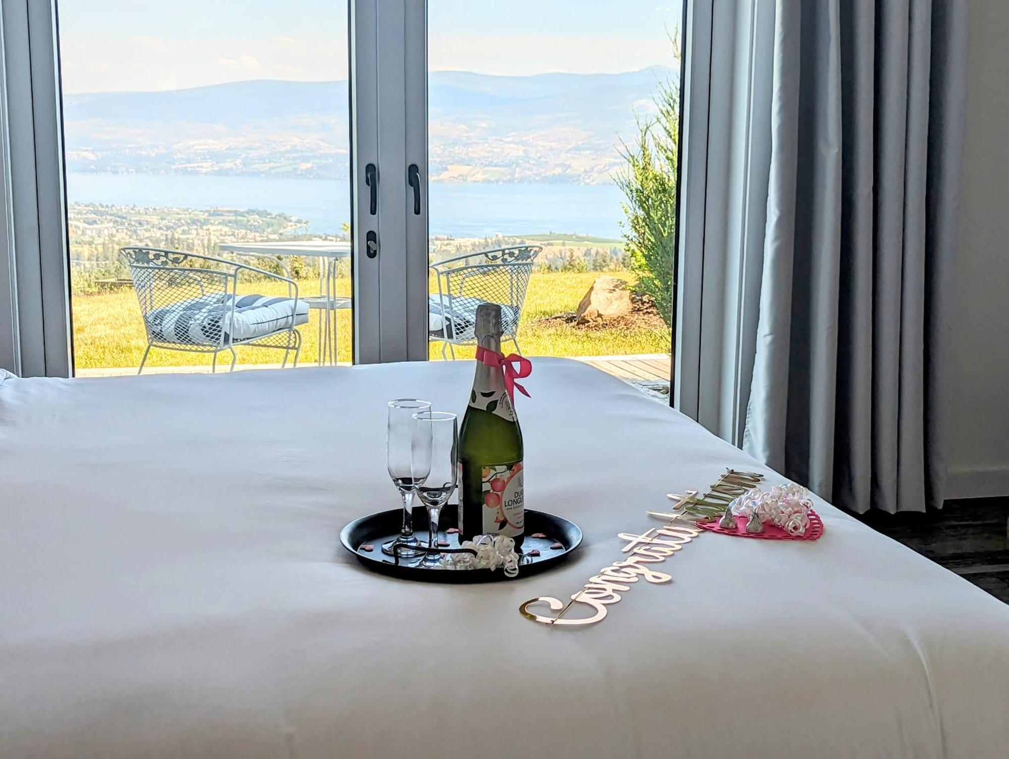 Autumn Lane B&B, Farmhouse Elegance & Stunning Lakeviews West Kelowna Exteriör bild