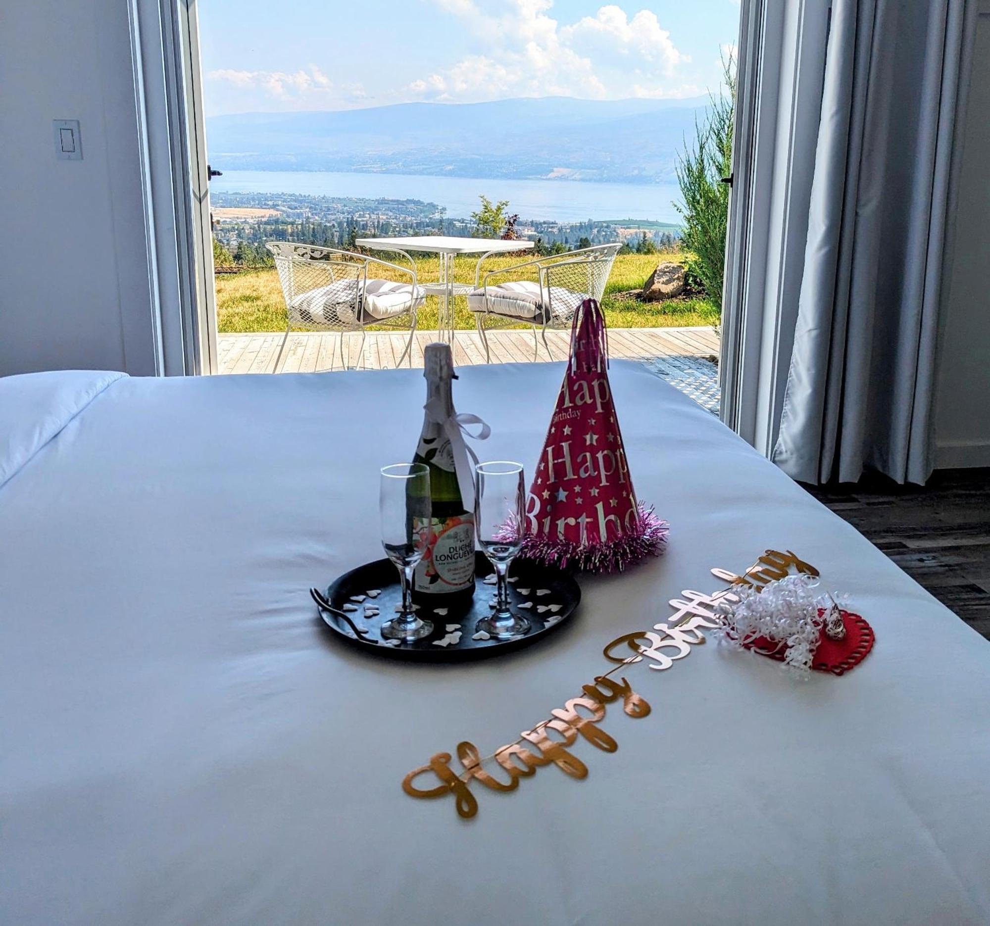 Autumn Lane B&B, Farmhouse Elegance & Stunning Lakeviews West Kelowna Exteriör bild