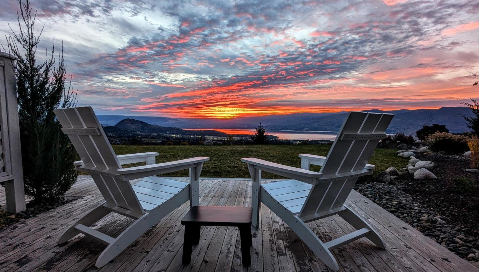 Autumn Lane B&B, Farmhouse Elegance & Stunning Lakeviews West Kelowna Exteriör bild